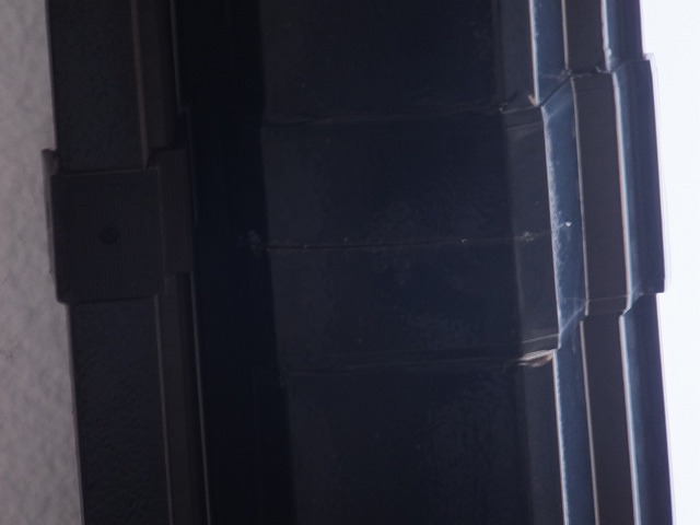 水漏れした雨樋を下から確認